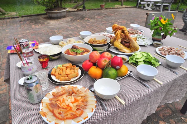 Nha Trang, Vietnã - 5 de fevereiro de 2016: bandeja de adoração vietnamita de alimentos no ano novo lunar — Fotografia de Stock