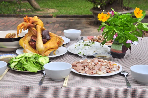 Nha Trang, Vietnam - 5 februari 2016: Vietnamesiska dyrka bricka av livsmedel i lunar new year — Stockfoto