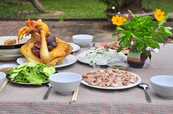 Nha Trang, Vietnam - 5 februari 2016: Vietnamesiska dyrka bricka av livsmedel i lunar new year — Stockfoto