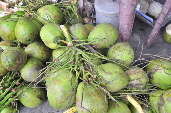 Nha Trang, Vietnam - 7 de febrero de 2016: Cocos para la venta a los viajeros en un vendedor de árboles en Vietnam — Foto de Stock