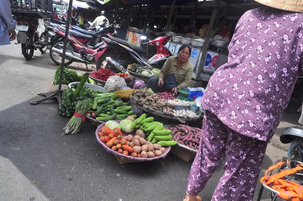 Nha Trang, Vietnam - February 7, 2016: Plenty of fruits and grocery are for sale in a street market in Vietnam — Stock Photo, Image