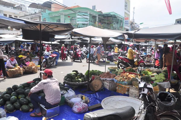 Nha Trang, Wietnam - Luty 7, 2016: Dużo owoców i sklep spożywczy są na sprzedaż w Markecie w Wietnamie — Zdjęcie stockowe