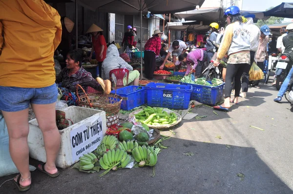 Nha Trang, Vietnam - 7 februari 2016: Volop vruchten en supermarkt zijn te koop in een straatmarkt in Vietnam — Stockfoto