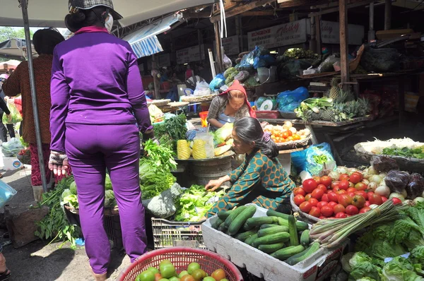 芽庄, 越南-2016年2月7日: 大量的水果和食品杂货出售在一个街头市场在越南 — 图库照片