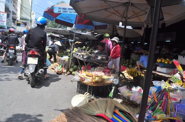 Nha Trang, Vietnam - februari 7, 2016: Gott om hushållsapparater är till salu i en gatumarknad i Vietnam — Stockfoto