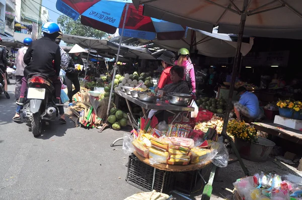 Nha Trang, Vietnã - 7 de fevereiro de 2016: Muitos eletrodomésticos estão à venda em um mercado de rua no Vietnã — Fotografia de Stock