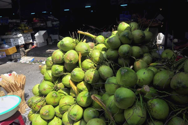 越南芽庄--2 0 1 6 年 2月7日: 越南的一个街头市场上出售大量椰子 — 图库照片