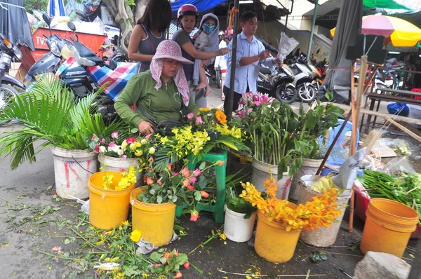 Nha Trang, Vietnam - February 7, 2016: Plenty of flowers are for sale in a street market in Vietnam — Stock Photo, Image