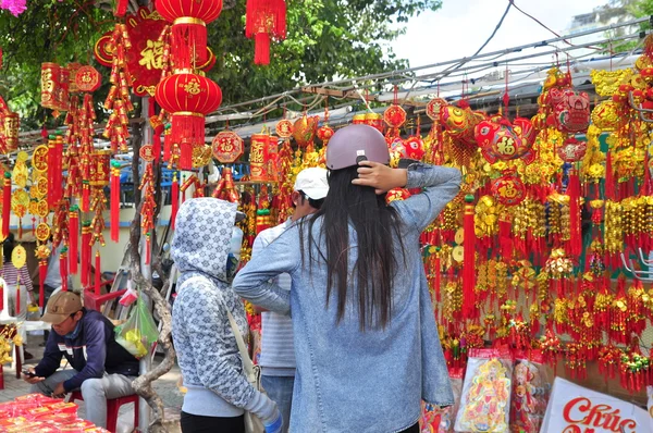 Nha Trang, Wietnam - Luty 7, 2016: Czerwone latarnie i talizmany są na sprzedaż w Nowy Rok Księżycowy na ulicy Wietnamu — Zdjęcie stockowe
