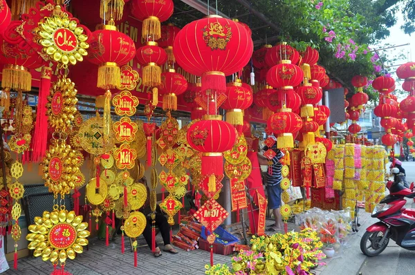 Nha Trang, Vietnam - 7 febbraio 2016: Lanterne rosse e oggetti fortunati sono in vendita nel nuovo anno lunare sulla strada del Vietnam — Foto Stock