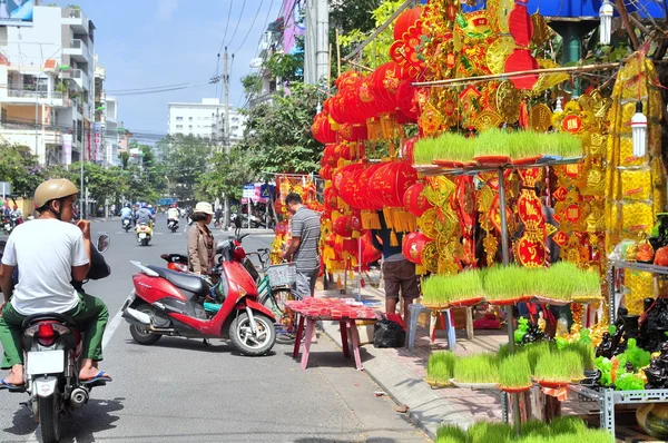 Nha Trang, Wietnam - Luty 7, 2016: Czerwone latarnie i talizmany są na sprzedaż w Nowy Rok Księżycowy na ulicy Wietnamu — Zdjęcie stockowe