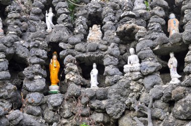 Cam Ranh, Vietnam - 9 Şubat 2016: Seashell Vietnam'da bir pagoda içinde yapılmış bir duvar küçük delikler bol sayıda Buda heykelini konur