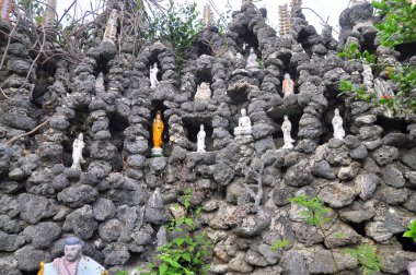 Cam Ranh, Vietnam - 9 Şubat 2016: Seashell Vietnam'da bir pagoda içinde yapılmış bir duvar küçük delikler bol sayıda Buda heykelini konur
