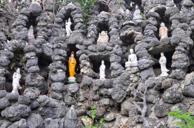 Cam Ranh, Vietnam - 9 Şubat 2016: Seashell Vietnam'da bir pagoda içinde yapılmış bir duvar küçük delikler bol sayıda Buda heykelini konur