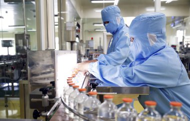 Long An, Vietnam - 7 Ocak 2016: İşçiler hayvanlar için aşı üretmek için veteriner hekimlik laboratuvarında çalışıyor