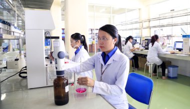 Long An, Vietnam - 7 Ocak 2016: İşçiler hayvanlar için aşı üretmek için veteriner hekimlik laboratuvarında çalışıyor