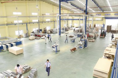 Long An, Vietnam - 11 Temmuz 2016: İşçiler ihracat için bir odun fabrikasında çalışıyor