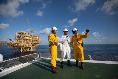 Vung Tau, Vietnam - 29 Mayıs 2016: Mühendisler Vietnam denizinde bir petrol platformunda bir plan uyguluyorlar