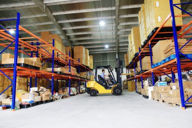 Saygon, Vietnam - 16 Nisan 2016: Vietnam'da bir kimya fabrikasında forkliftiyle çalışan bir işçi