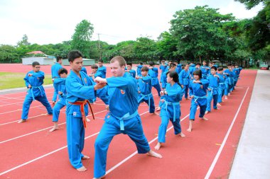 Saygon, Vietnam - 11 Temmuz 2016: Çocuklar Vietnam'da bir spor kulübünde geleneksel dövüş sanatlarını öğreniyorlar