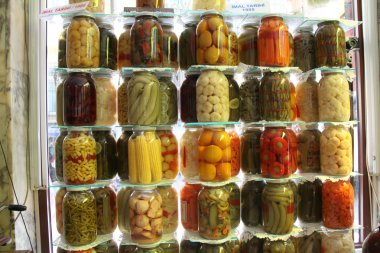 Yeni Delhi, Hindistan - 10 Ekim 2015: Yerel bir Hindistan pazarında Satılık fermente vegestables vardır