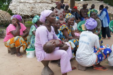 Bağdat, Senegal - 1 Ağustos 2015: Kadınlar bilgi toplantısına katılmak. Alınan kaynakları yöneten onlar. İletileri doğrudan kendilerine atık gıda krizi zamanında önlemek için ele alınmaktadır.