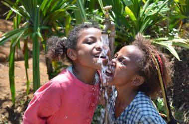 Papua Yeni Gine - 25 Ekim 2015: Çocuk Papua Yeni Gine uzak ve zor bir yerde su ile mutlu