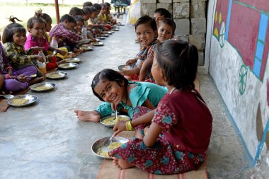 Yeni Delhi, Hindistan - 5 Ekim 2015: Çocuk cep Creches, Vatika-83, Gurgaon, Delhi sağlıklı bir yemek olacak. Şantiyeler ve gecekondu 1969'dan beri yaşayan 12 yaşındaki çocuk için doğum ile cep Creches çalışır