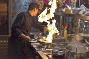 Hanoi, Vietnam - 29 Ekim 2015: Bir otel bir Şef onun parlak teknik Ha Noi şehir ziyaret için pişirme gösteriyor