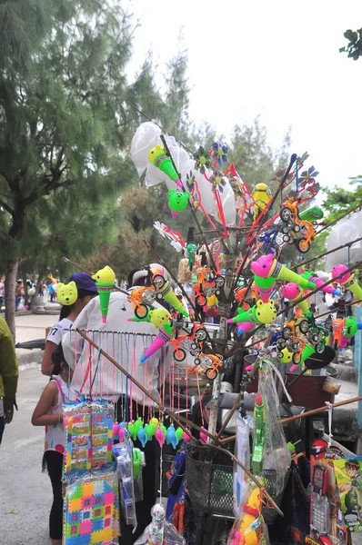 Cam Ranh, Vietnam - 9 février 2016 : Des colporteurs vendent des jouets et des objets chanceux dans une pagode le premier jour de la nouvelle année lunaire au Vietnam — Photo