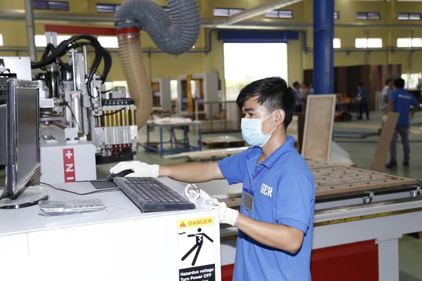 Long An, Vietnam - 11 luglio 2016: I lavoratori lavorano in una fabbrica di legno per l'esportazione — Foto Stock