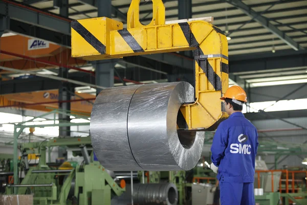 Thai Nguyen, Vietnam - 29 Ekim 2016: Vietnam'da bir çelik fabrikasında çalışan bir işçi