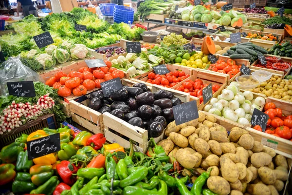 Nova Deli, Índia - 10 de outubro de 2015: Os produtos estão à venda em um mercado local da Índia — Fotografia de Stock