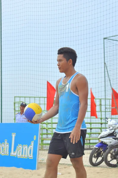 Nha Trang, Vietnam 11 Juli 2015: Seorang atlet sedang mempersiapkan diri untuk melayani bola voli pantai — Stok Foto