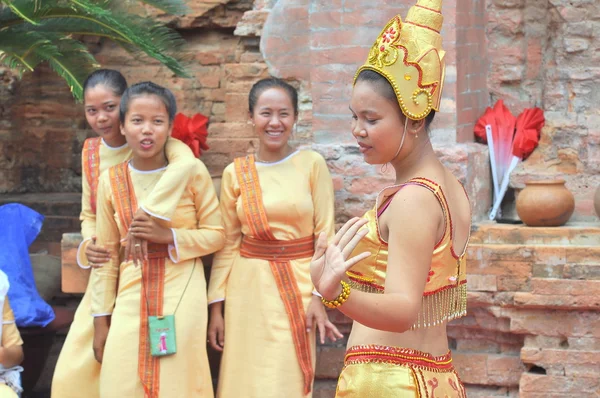 Nha Trang, Vietnam - 11 juli 2015: Uitvoeren van een traditionele volksdans van champa bij de Ponagar-tempel in Nha Trang — Stockfoto