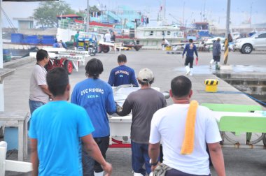 General Santos, Filipinler - 5 Eylül 2015: Yataklı vagon görevlilerine ton balığı deniz ürünleri fabrika General Santos City için kamyonla yüklüyorsunuz