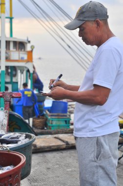 General Santos, Filipinler - 5 Eylül 2015: Balıkçı güveniyor seaport adlı balıkçı teknesindeki tuna