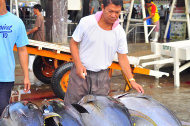 General Santos, Filipinler - 5 Eylül 2015: Balıkçılar onların ton balığı deniz ürünleri piyasada Satıyoruz