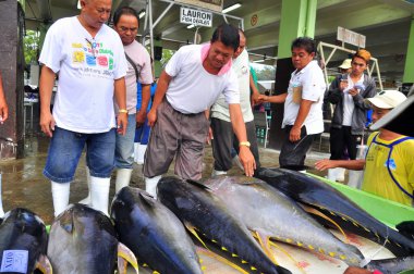 General Santos, Filipinler - 5 Eylül 2015: Balıkçılar onların ton balığı deniz ürünleri piyasada Satıyoruz