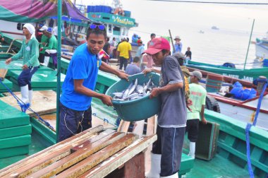 General Santos, Filipinler - 5 Eylül 2015: İşçi yükleme a rıhtım, balıklar