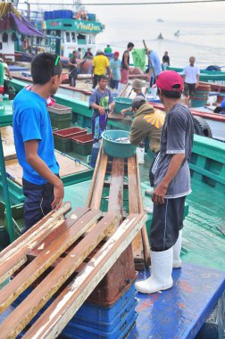 General Santos, Filipinler - 5 Eylül 2015: İşçi yükleme a rıhtım, balıklar