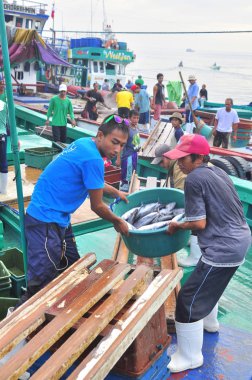 General Santos, Filipinler - 5 Eylül 2015: İşçi yükleme a rıhtım, balıklar