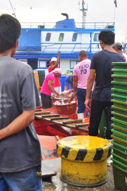 General Santos, Filipinler - 5 Eylül 2015: Balıkçı orkinos seaport adlı toplama