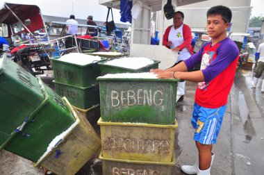 General Santos, Filipinler - 5 Eylül 2015: Tıraş buz seaport adlı işçiler vardır