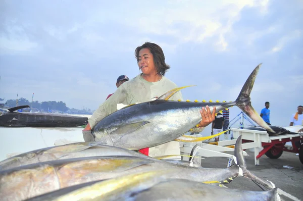 General Santos, Filippinerna - September 5, 2015: Bärare laddar tonfisk på lastbil till skaldjur fabriken i General Santos city — Stockfoto