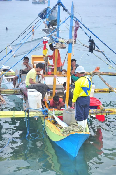 Generale Santos, Filippine - 5 settembre 2015: I pescatori filippini stanno lavorando su una barca da pesca — Foto Stock