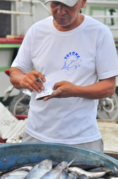General Santos, Filipinas - 5 de septiembre de 2015: Los pescadores están contando atún del barco pesquero en el puerto —  Fotos de Stock