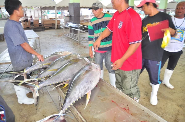 General Santos, Filipina - 5 September 2015: Pembeli sedang memeriksa kualitas tuna di pelabuhan laut — Stok Foto