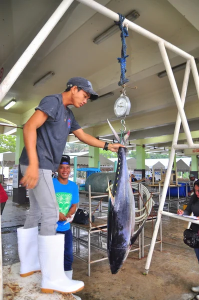 General Santos, Philippines - September 5, 2015: Fisherman is weighing tuna to sell to the market — Stock Photo, Image