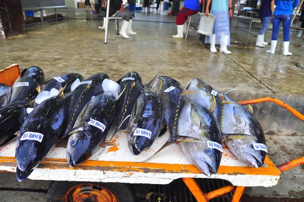 General Santos, Filipinas - 5 de septiembre de 2015: Se vende atún en el mercado de mariscos del puerto —  Fotos de Stock